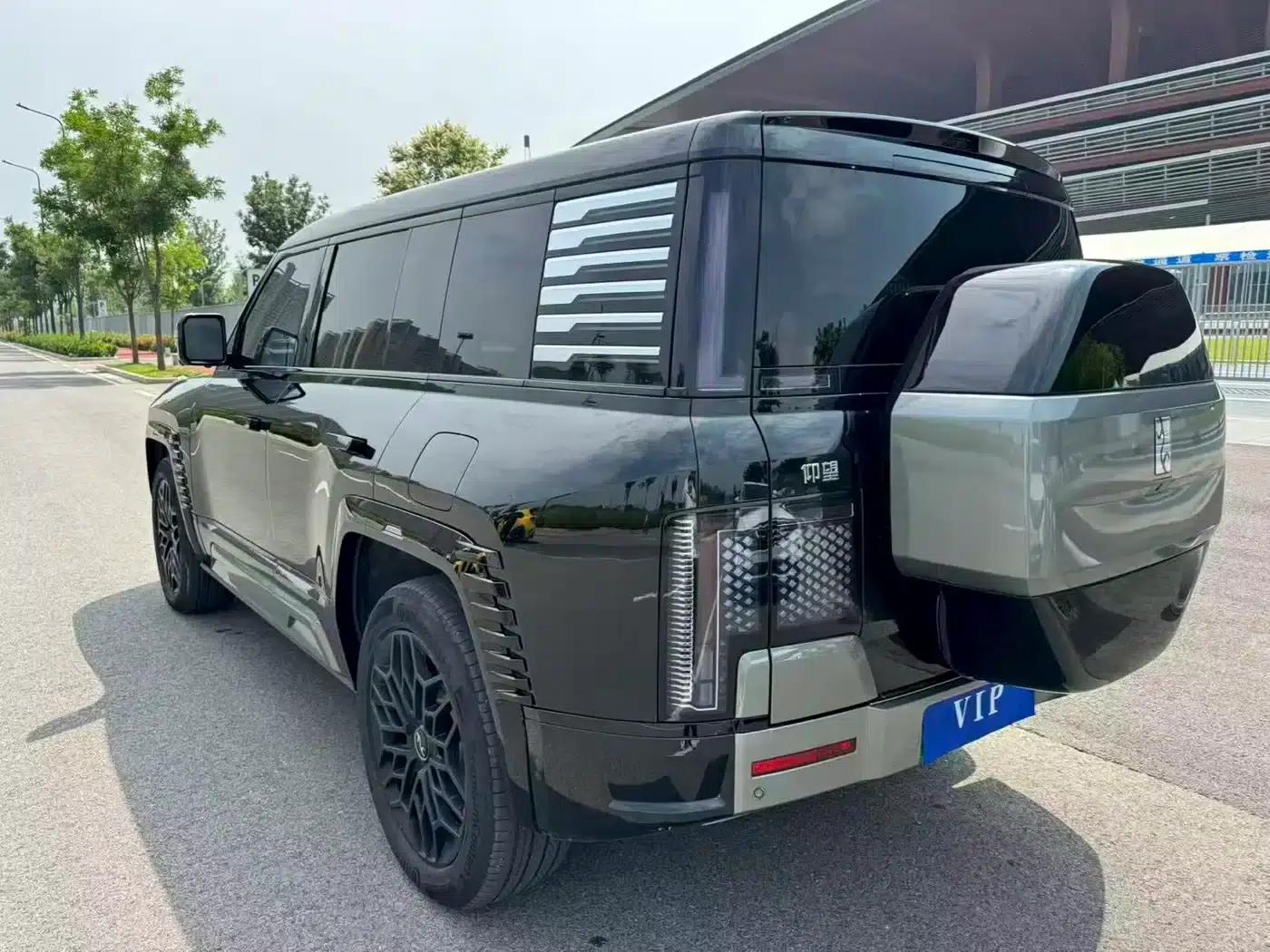 Looking up at the 2023 U8 Luxury Edition — миниатюра 9