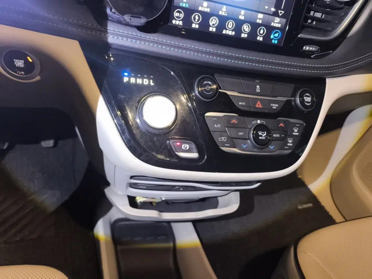 Chrysler Grand Voyager PHEV 2018 3.6L Plug-in Hybrid — миниатюра 15