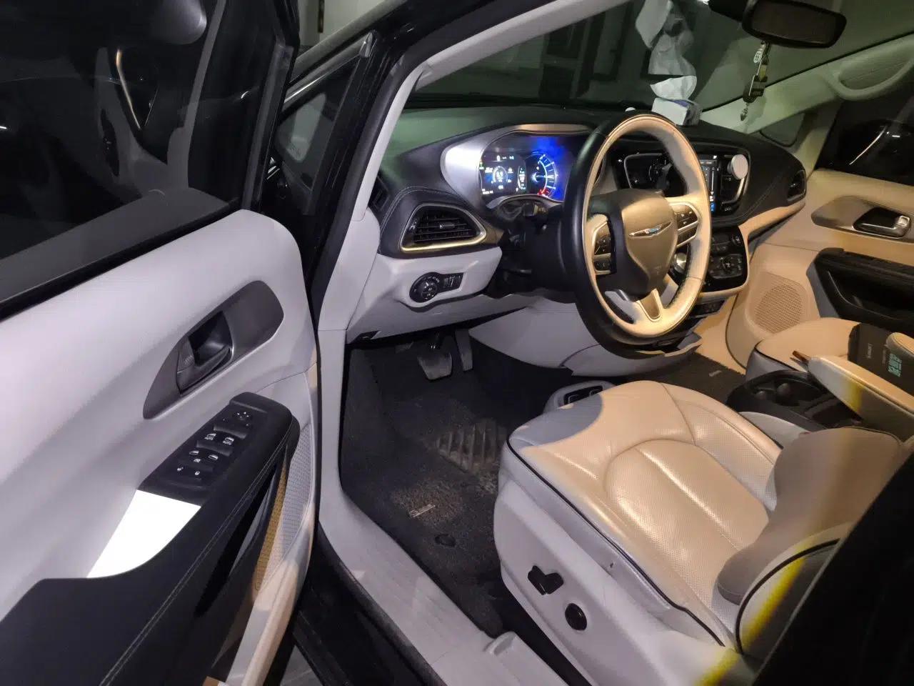 Chrysler Grand Voyager PHEV 2018 3.6L Plug-in Hybrid — миниатюра 17