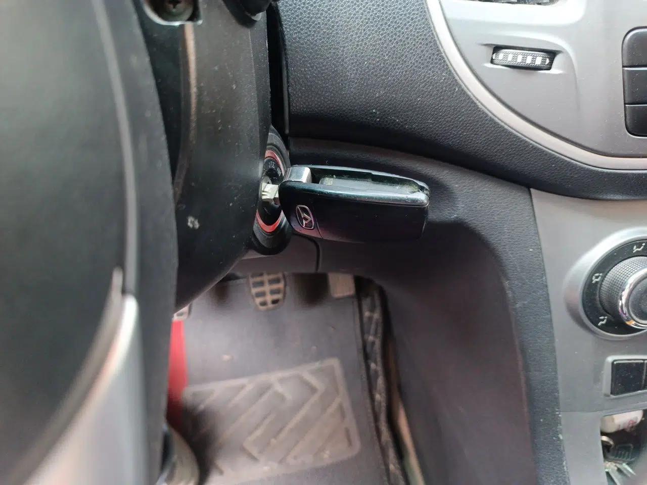 Cowin C3R 2015 1.5L Manual Gold Diamond Edition — миниатюра 9