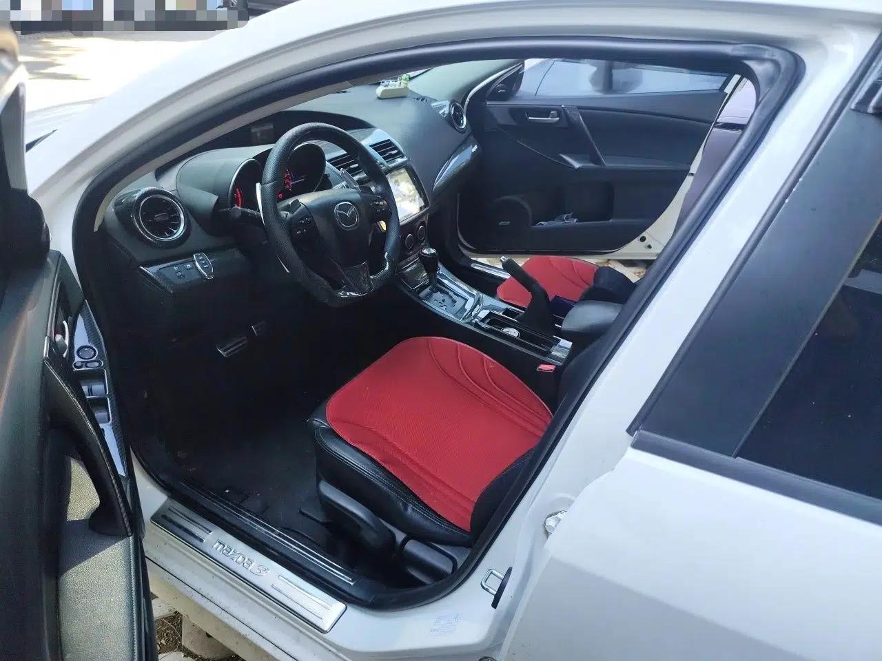 Mazda 3 2012 Hatchback 2.0L Automatic Luxury Model — миниатюра 17