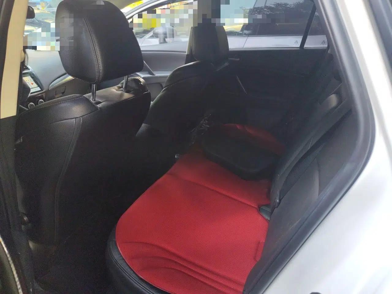 Mazda 3 2012 Hatchback 2.0L Automatic Luxury Model — миниатюра 18