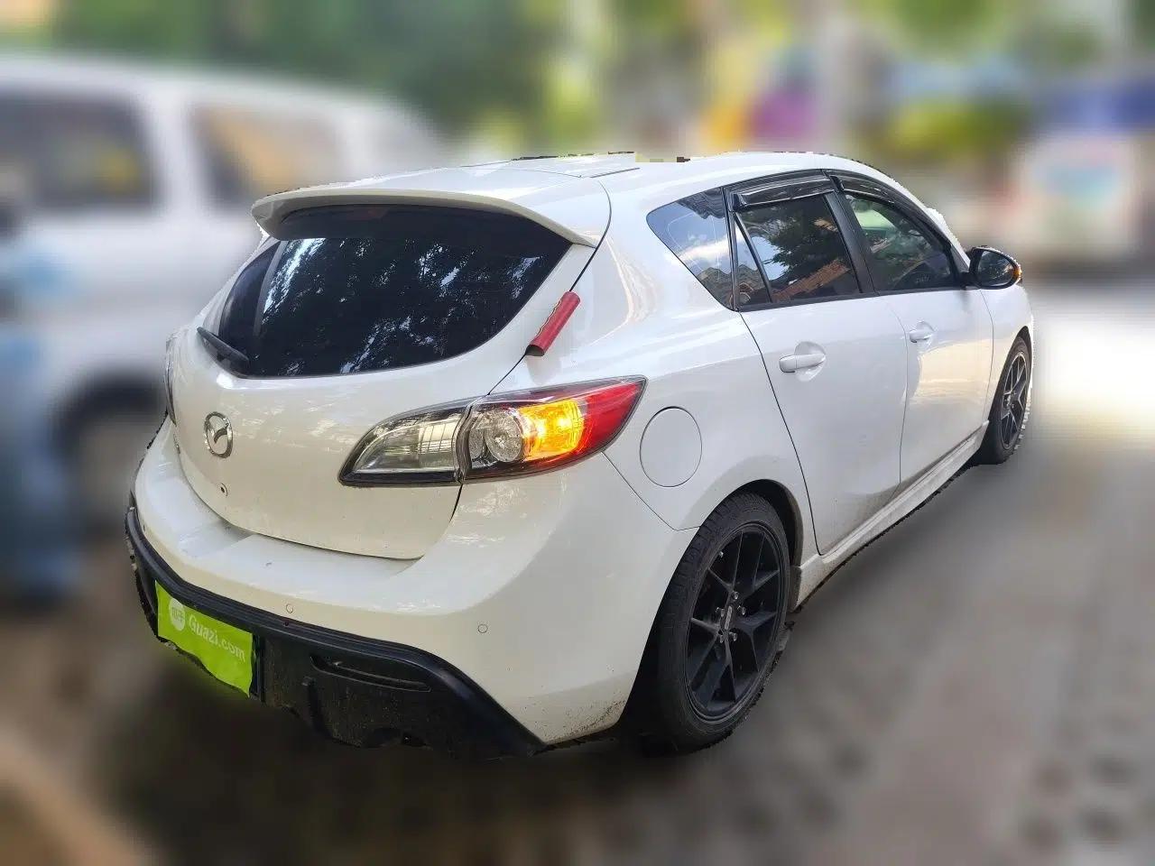 Mazda 3 2012 Hatchback 2.0L Automatic Luxury Model — миниатюра 6