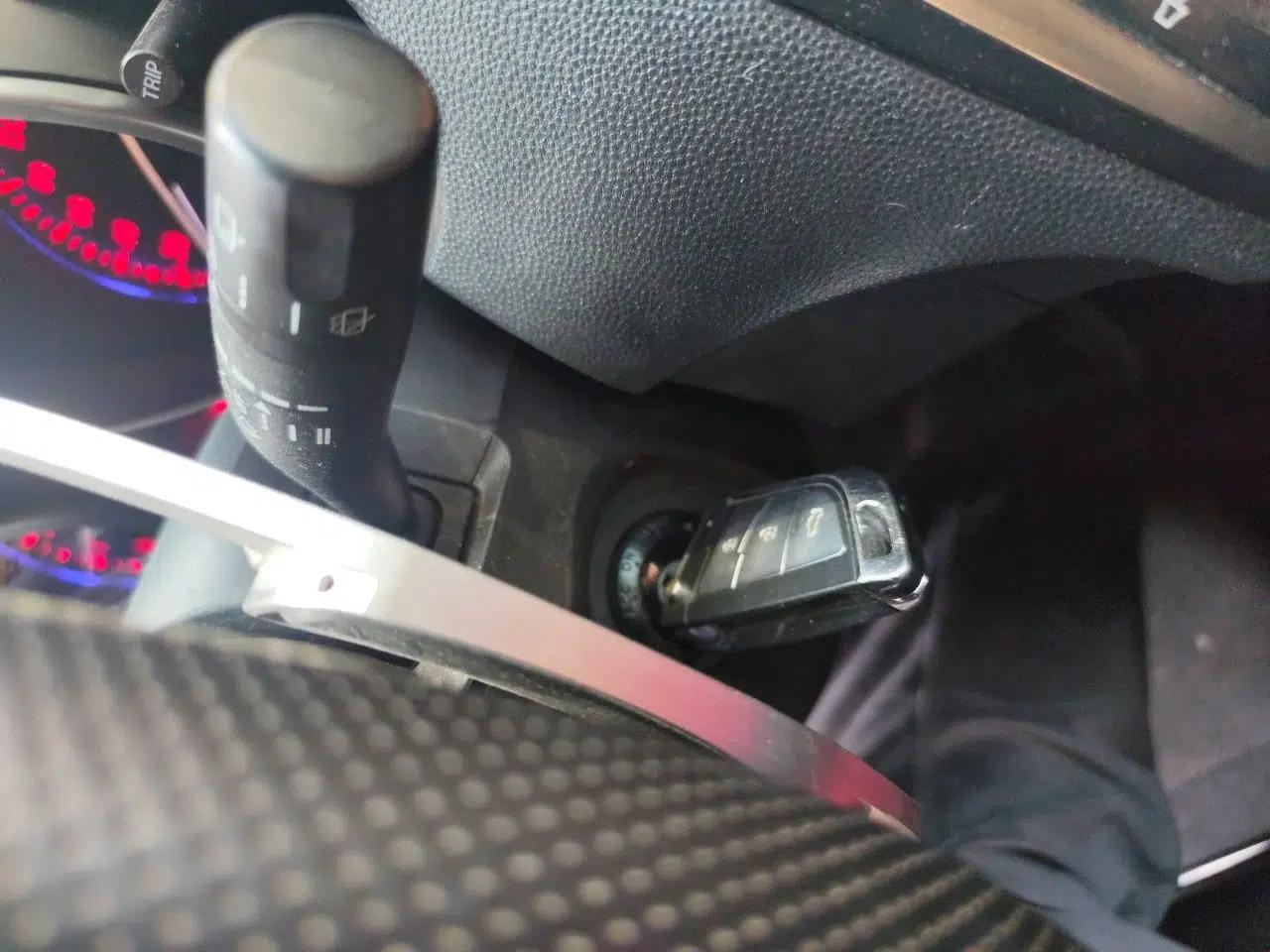 Mazda 3 2012 Hatchback 2.0L Automatic Luxury Model — миниатюра 9