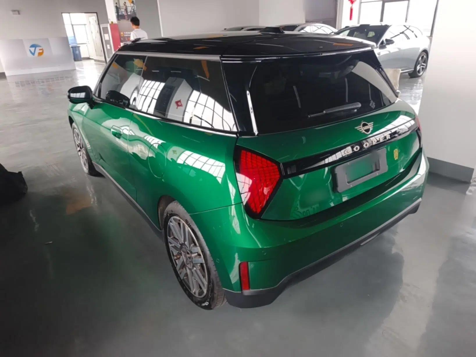 MINI Electric COOPER 2024 456km COOPER E Classic Edition — миниатюра 4