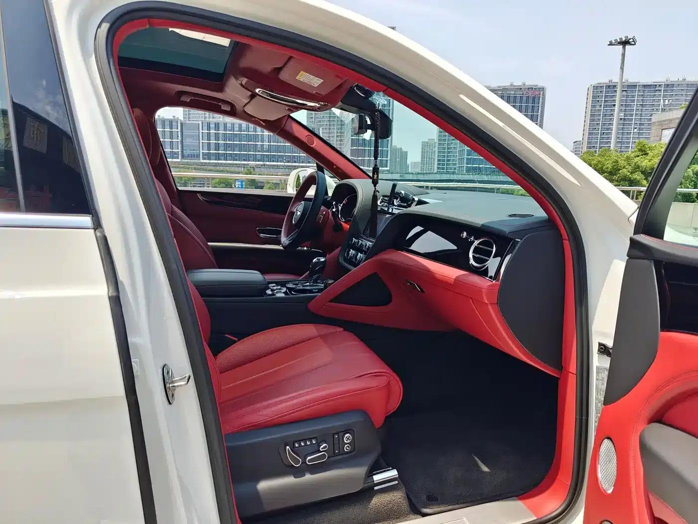 Bentayga Plug-in Hybrid 2021 3.0T PHEV — миниатюра 8