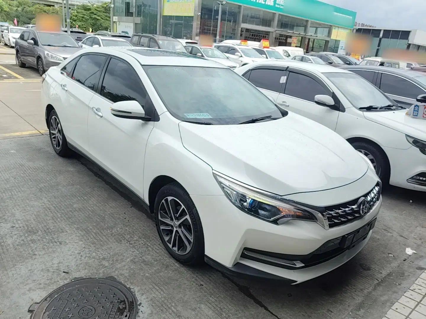 Venucia D60 2018 1.6L CVT Smart Connect Elite Edition — миниатюра 3