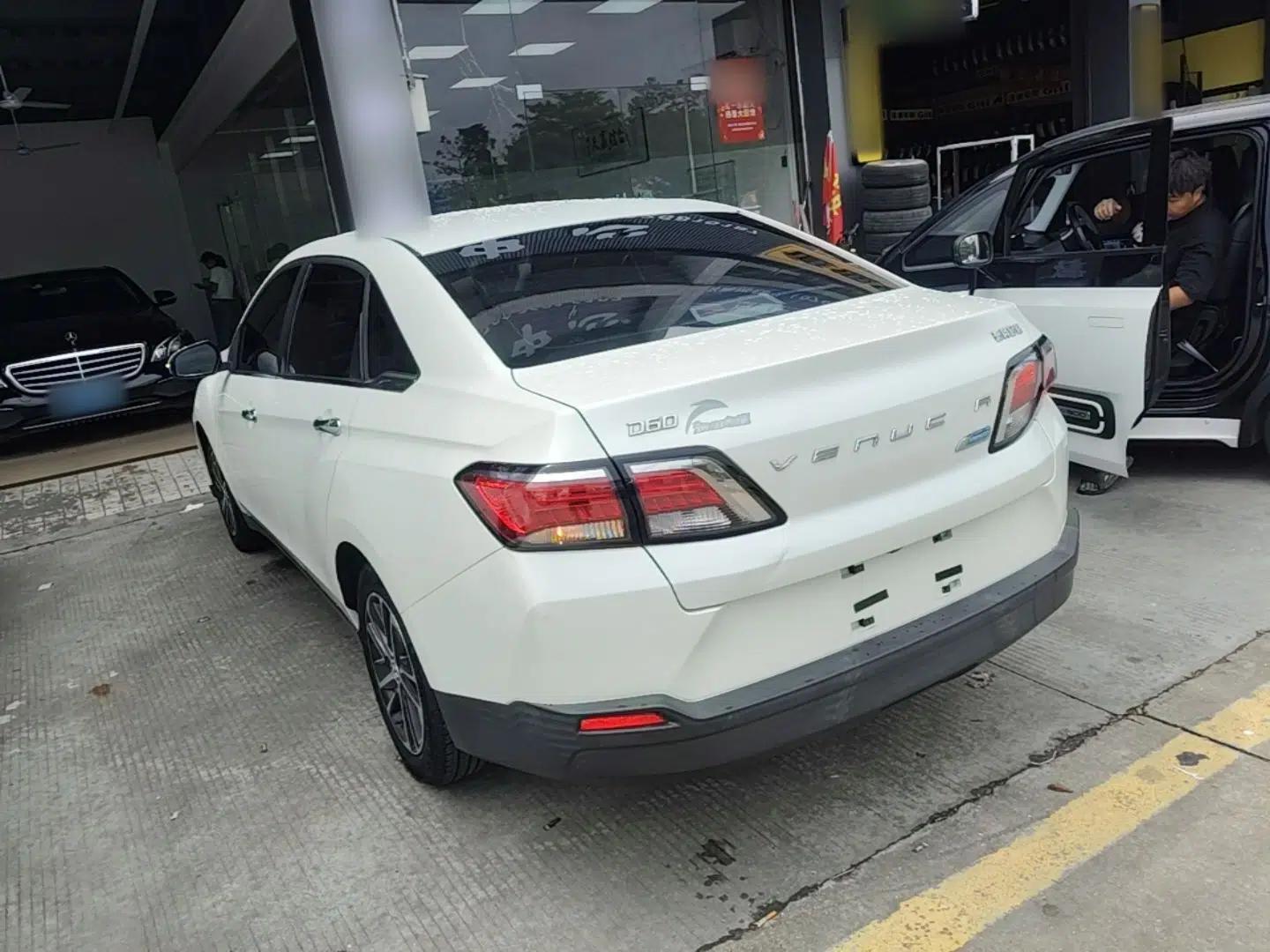 Venucia D60 2018 1.6L CVT Smart Connect Elite Edition — миниатюра 4