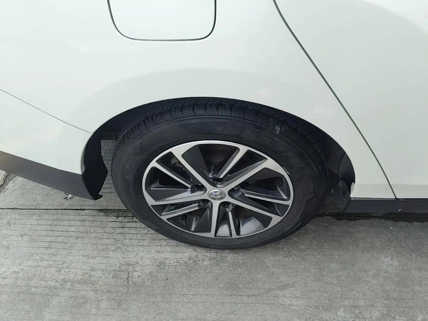 Venucia D60 2018 1.6L CVT Smart Connect Elite Edition — миниатюра 10