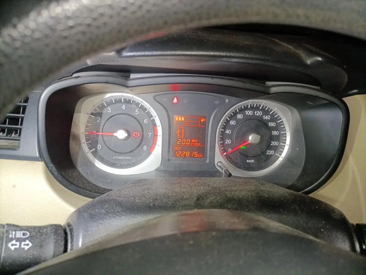 Venucia R50 2013 1.6L Manual Fashion Edition — миниатюра 12