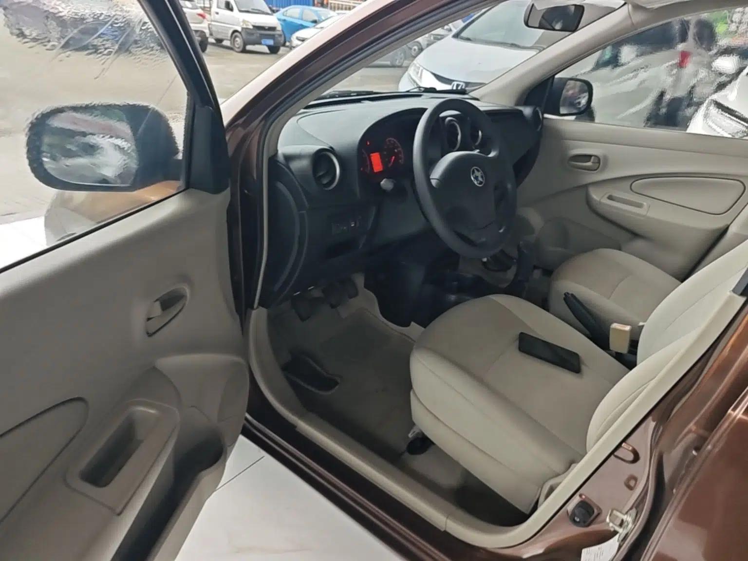 Venucia R30 2014 1.2L Manual Enjoyment Edition — миниатюра 19