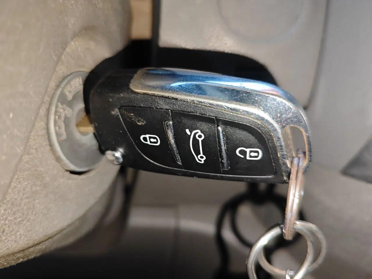 Nissan Sunny 2011 1.5XE Manual Comfort Edition — миниатюра 9