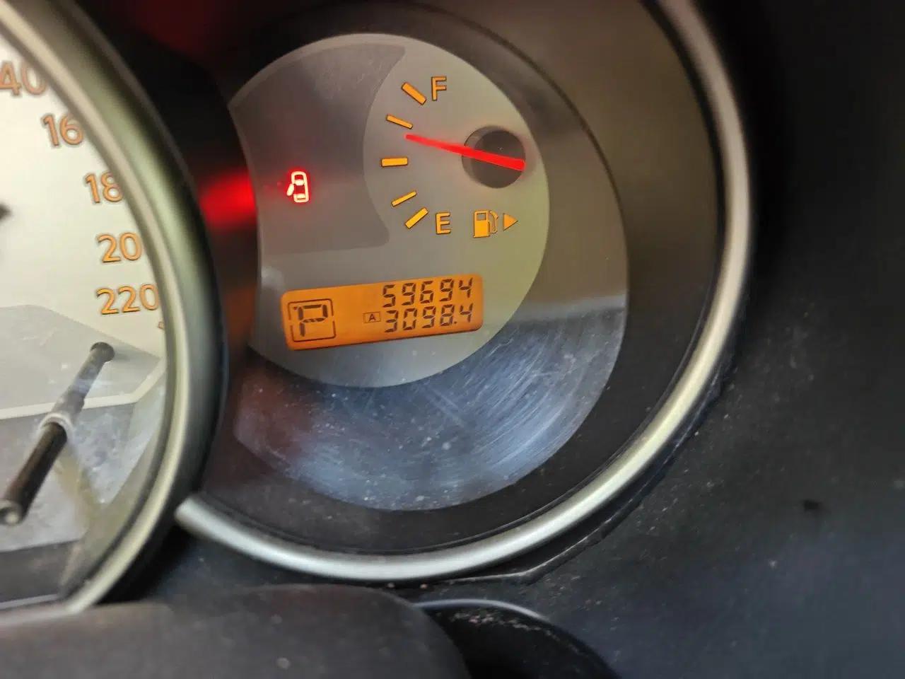 Nissan Livina 2010 JINRUI Edition 1.6L Automatic Standard Model — миниатюра 13