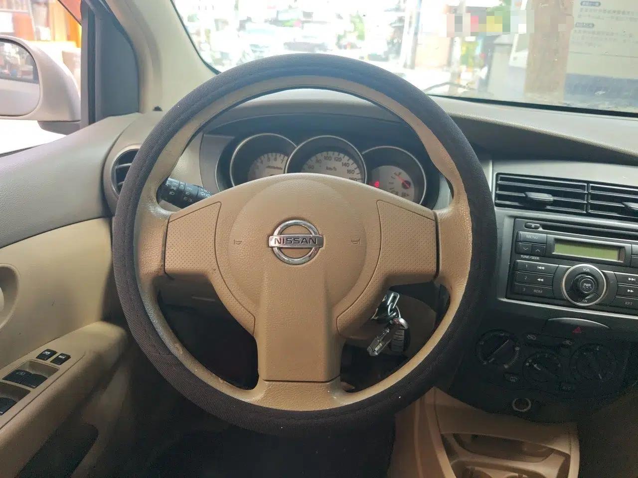 Nissan Livina 2010 Jingyue Edition 1.6L Manual All-Around Model — миниатюра 11