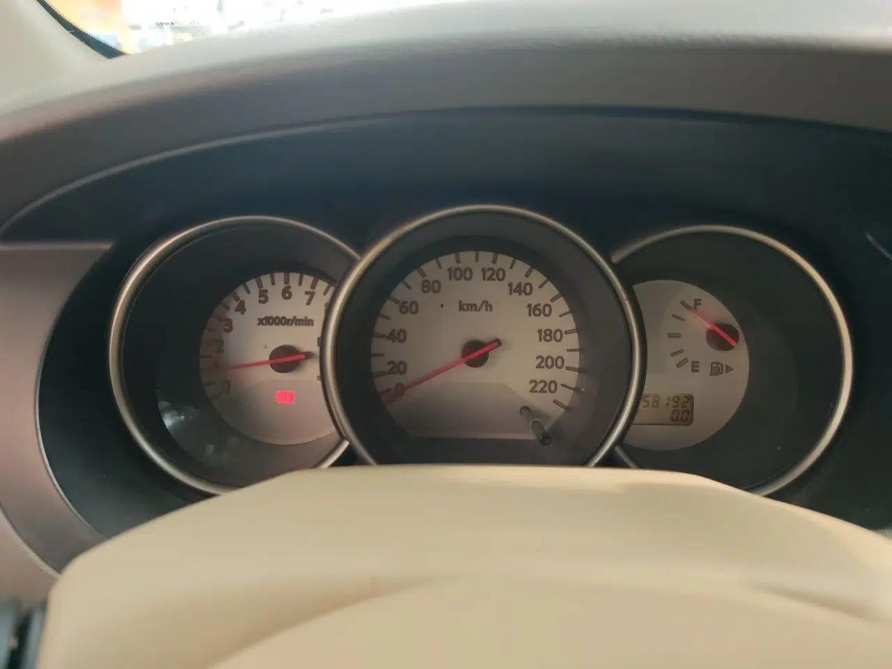 Nissan Livina 2010 Jingyue Edition 1.6L Manual All-Around Model — миниатюра 12