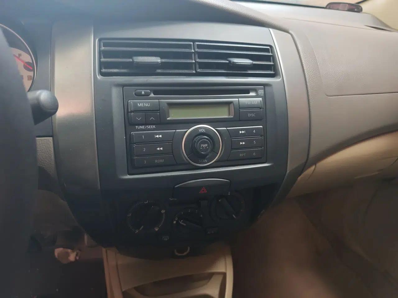 Nissan Livina 2010 Jingyue Edition 1.6L Manual All-Around Model — миниатюра 14