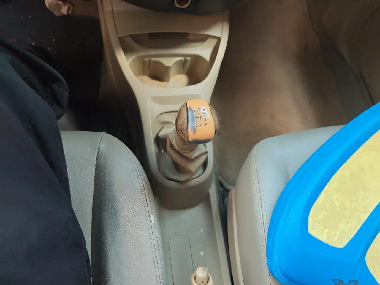Nissan Livina 2010 Jingyue Edition 1.6L Manual All-Around Model — миниатюра 15