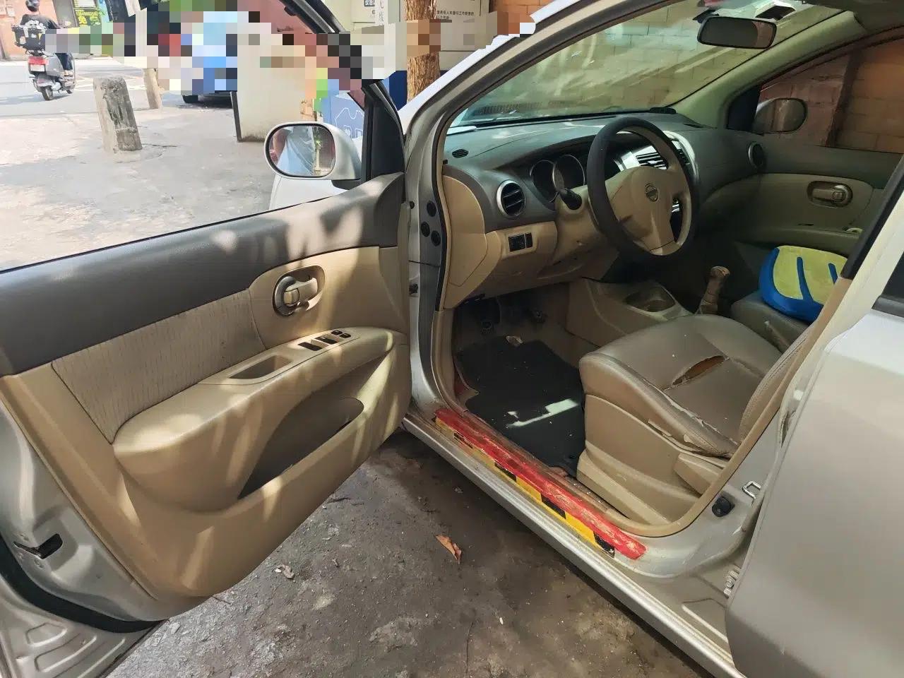 Nissan Livina 2010 Jingyue Edition 1.6L Manual All-Around Model — миниатюра 17