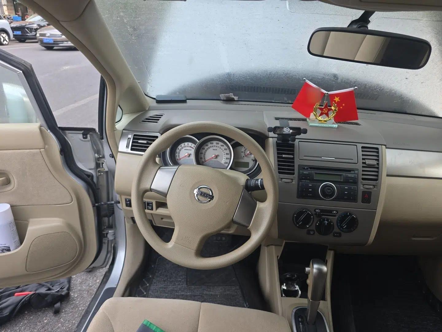 Nissan Tiida Sedan 2008 1.6L Automatic Fashion Edition — миниатюра 11