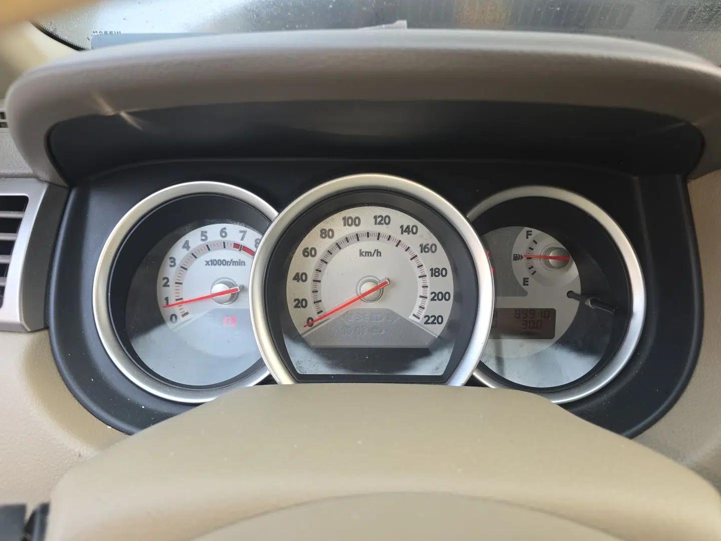 Nissan Tiida Sedan 2008 1.6L Automatic Fashion Edition — миниатюра 12