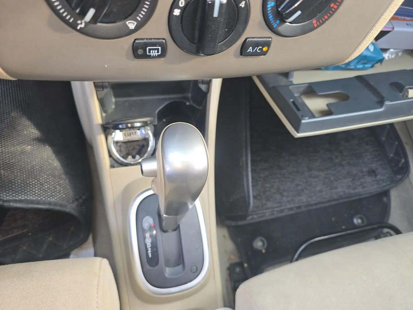 Nissan Tiida Sedan 2008 1.6L Automatic Fashion Edition — миниатюра 15