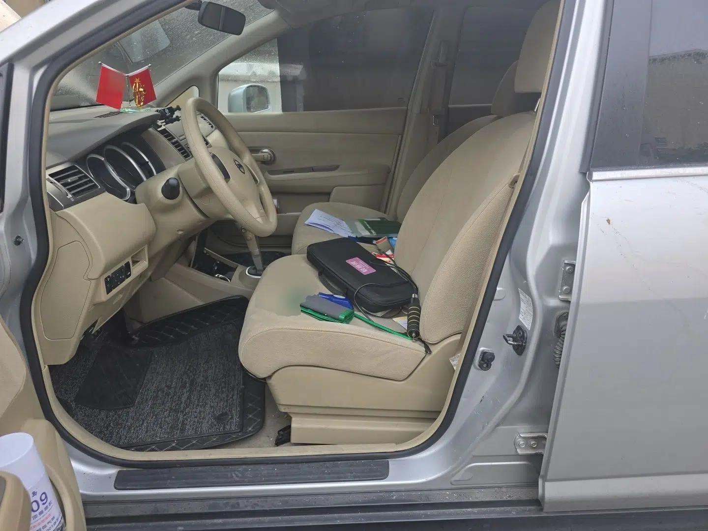 Nissan Tiida Sedan 2008 1.6L Automatic Fashion Edition — миниатюра 16