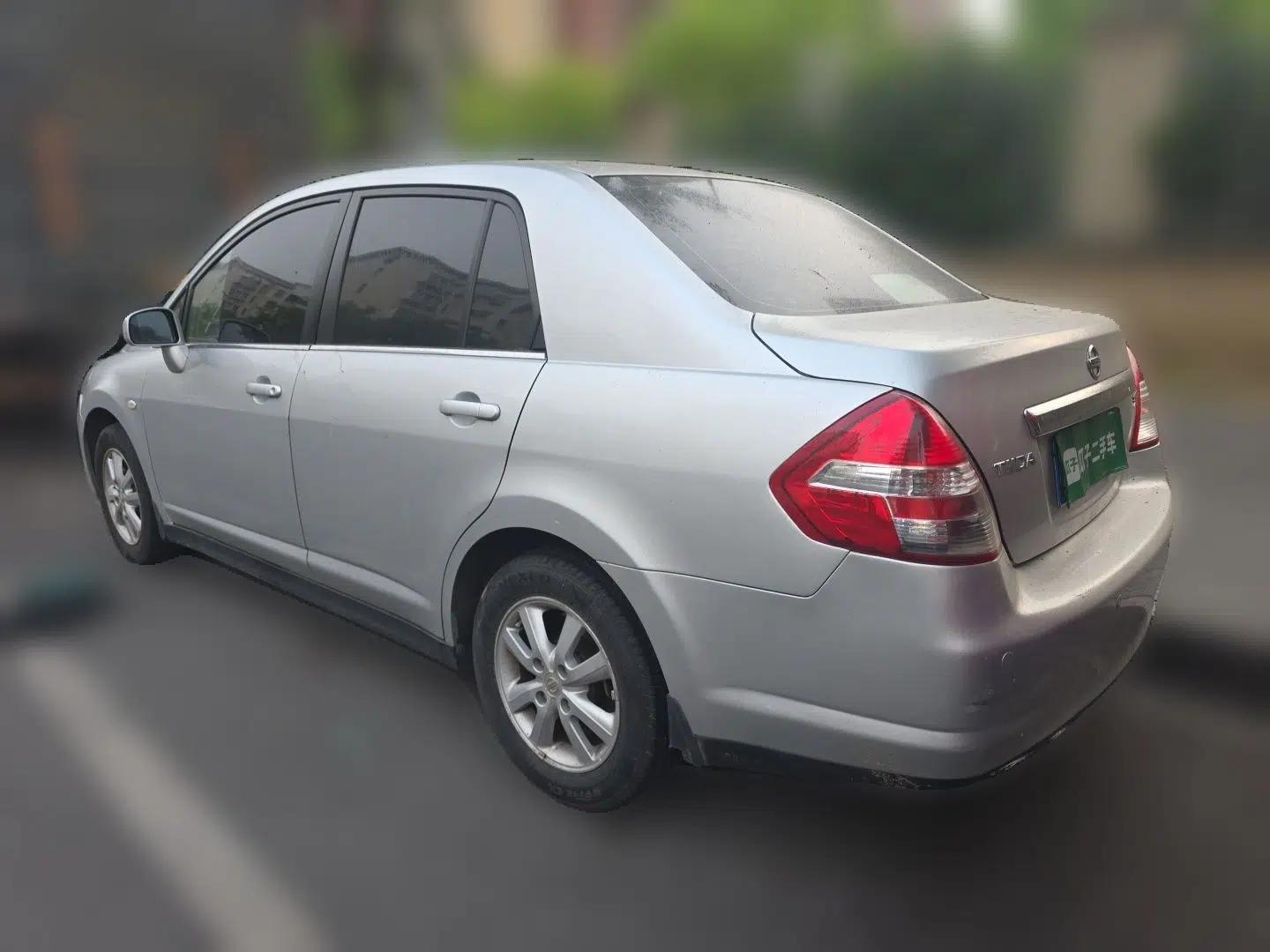 Nissan Tiida Sedan 2008 1.6L Automatic Fashion Edition — миниатюра 4