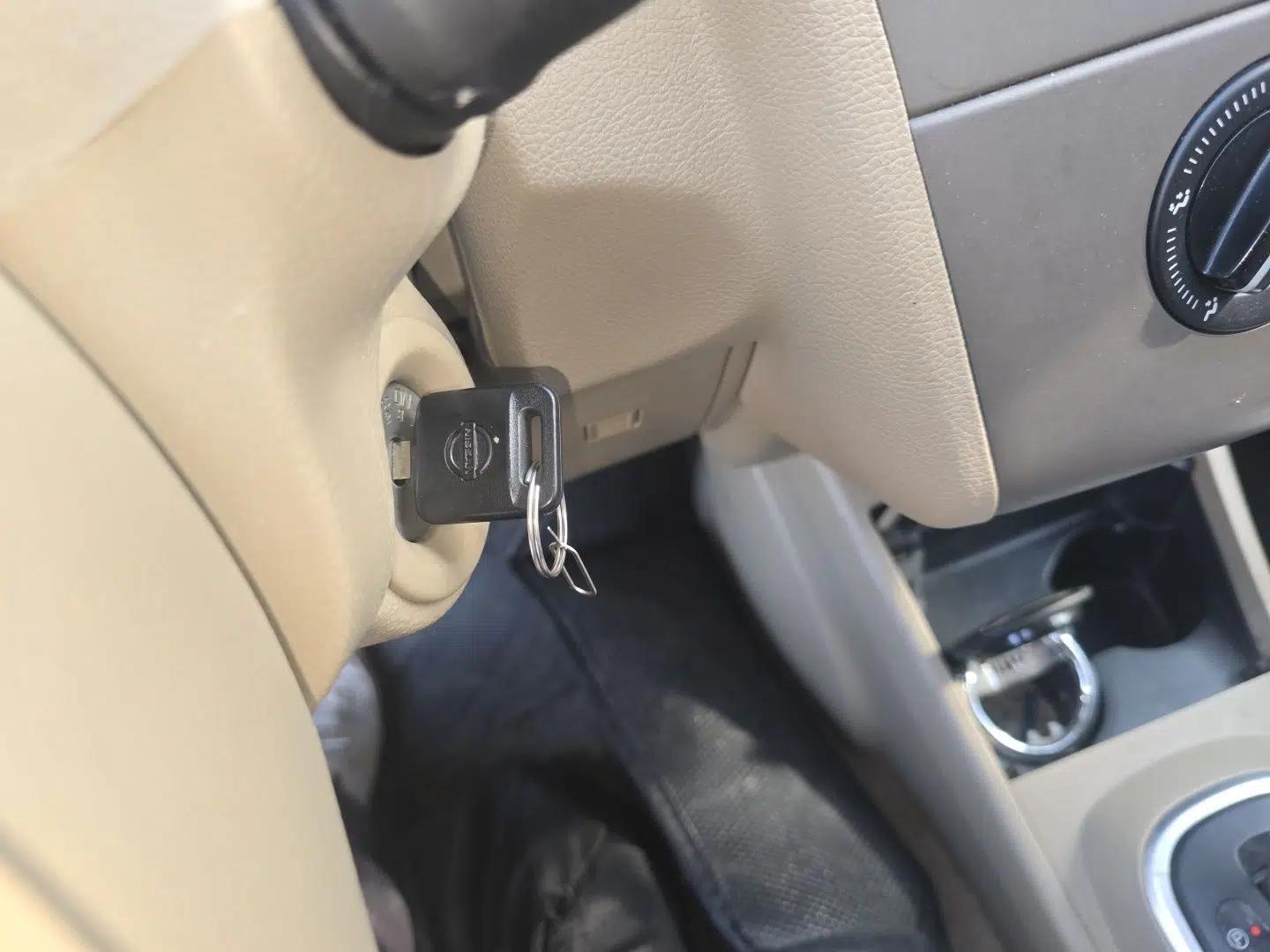 Nissan Tiida Sedan 2008 1.6L Automatic Fashion Edition — миниатюра 9