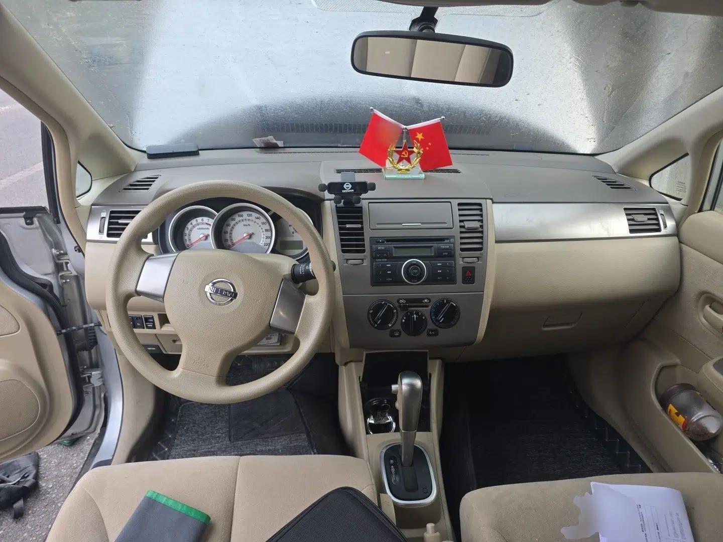 Nissan Tiida Sedan 2008 1.6L Automatic Fashion Edition — миниатюра 10