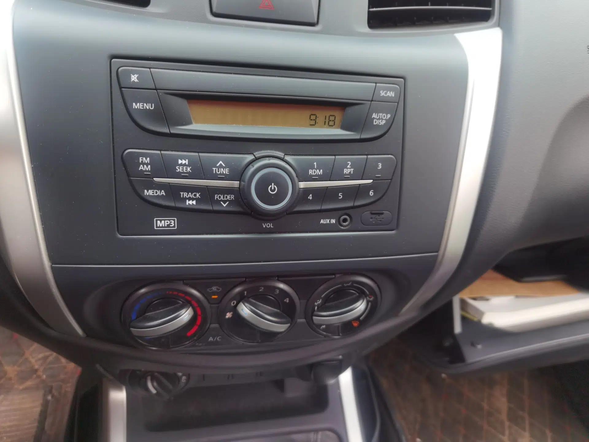 Nissan Navara 2021 2.5L Manual 4x4 Comfort Version QR25 — миниатюра 14