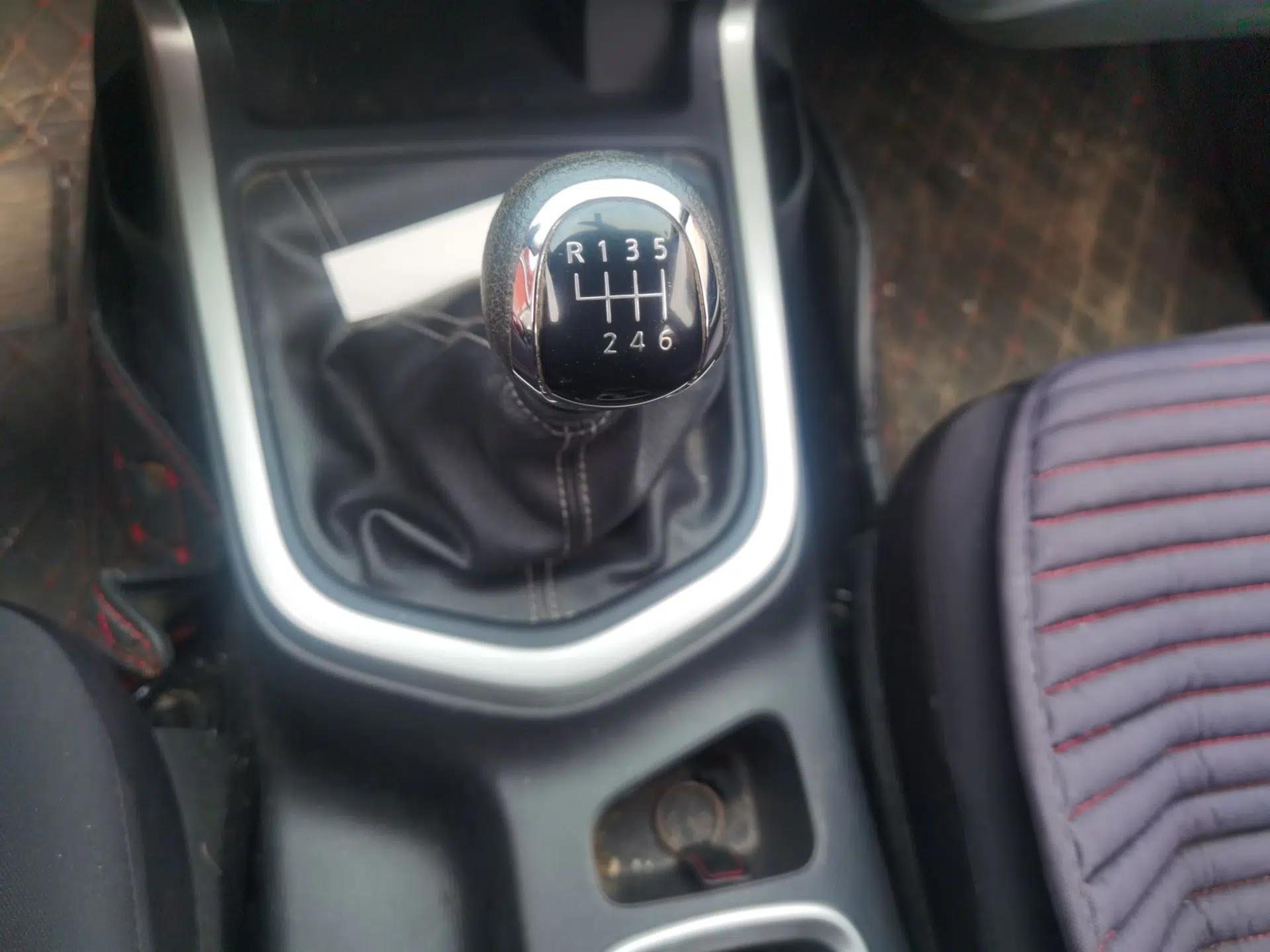 Nissan Navara 2021 2.5L Manual 4x4 Comfort Version QR25 — миниатюра 15