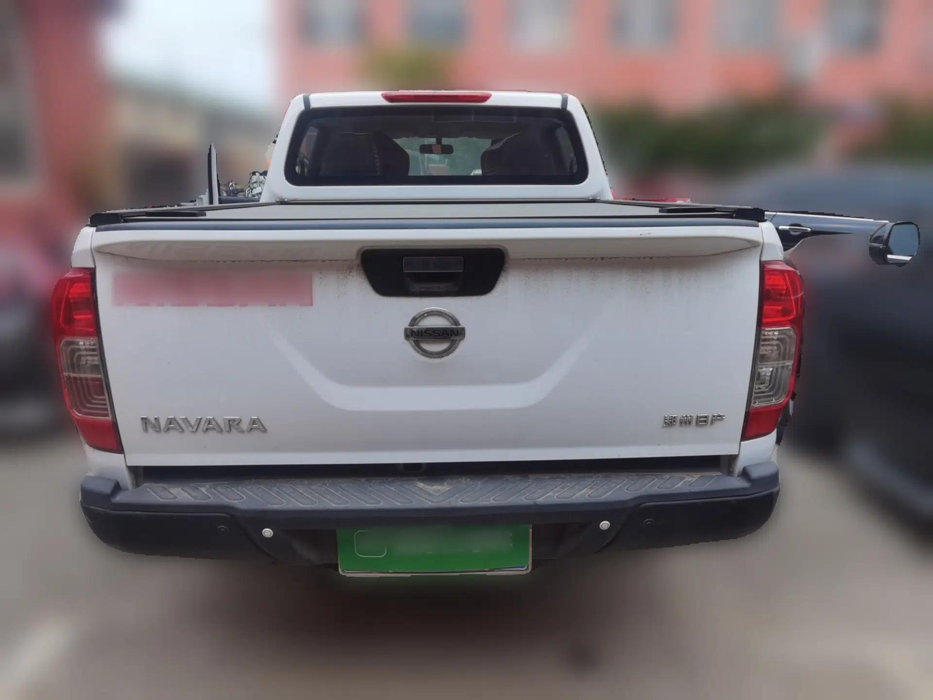 Nissan Navara 2021 2.5L Manual 4x4 Comfort Version QR25 — миниатюра 5