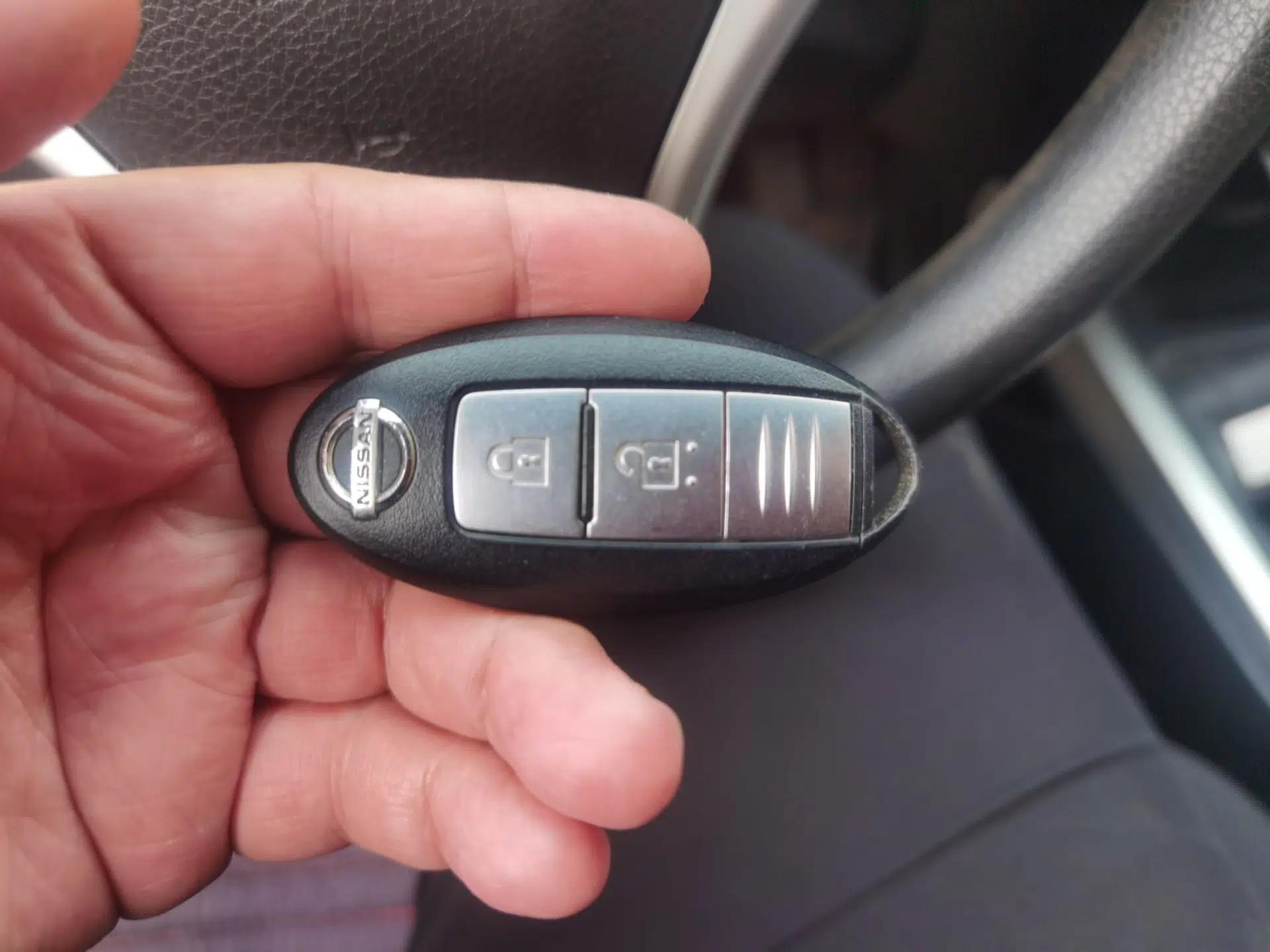 Nissan Navara 2021 2.5L Manual 4x4 Comfort Version QR25 — миниатюра 9