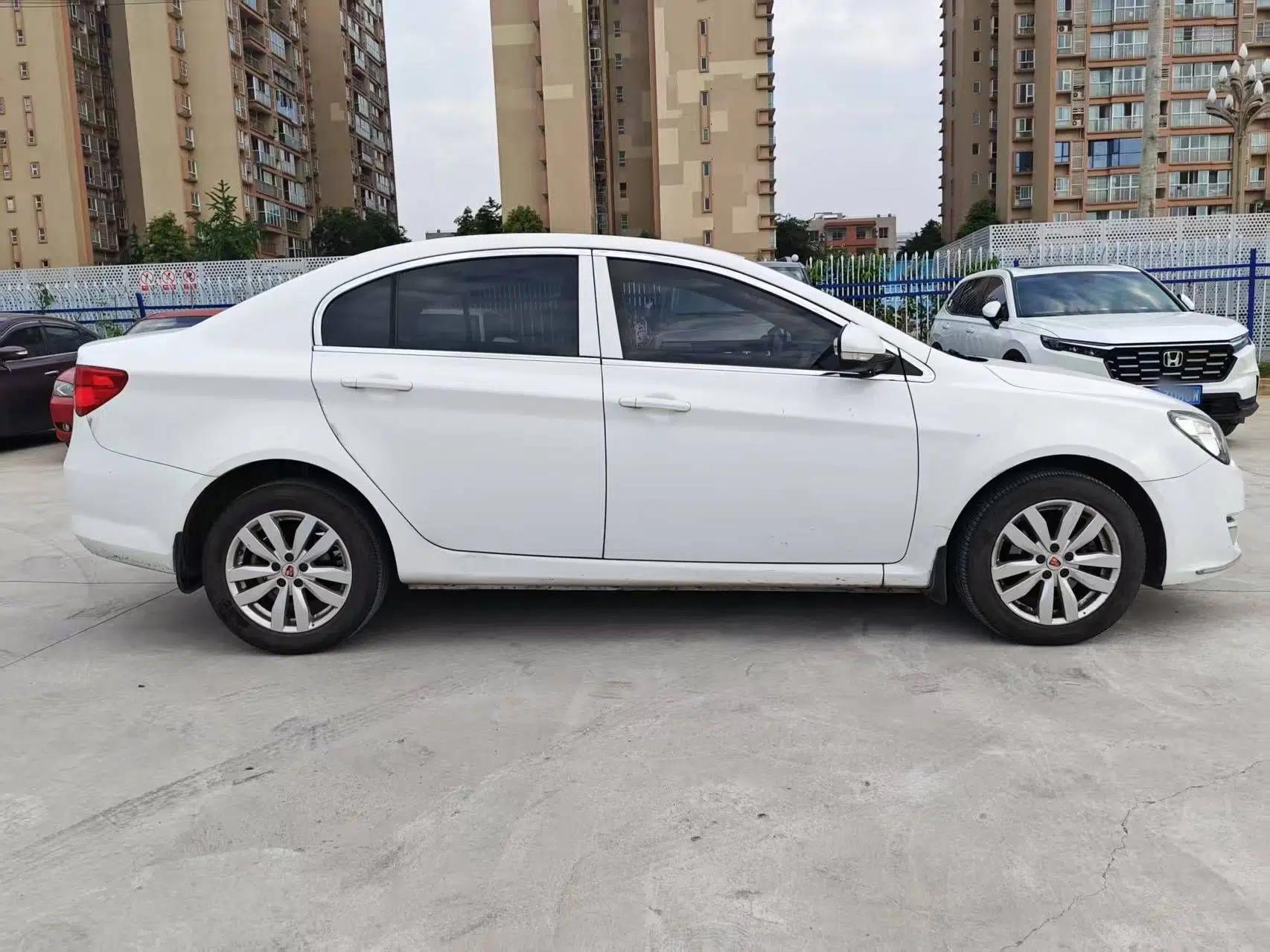 Roewe 350 2015 1.5L Automatic Luxury Sunroof Edition — миниатюра 4