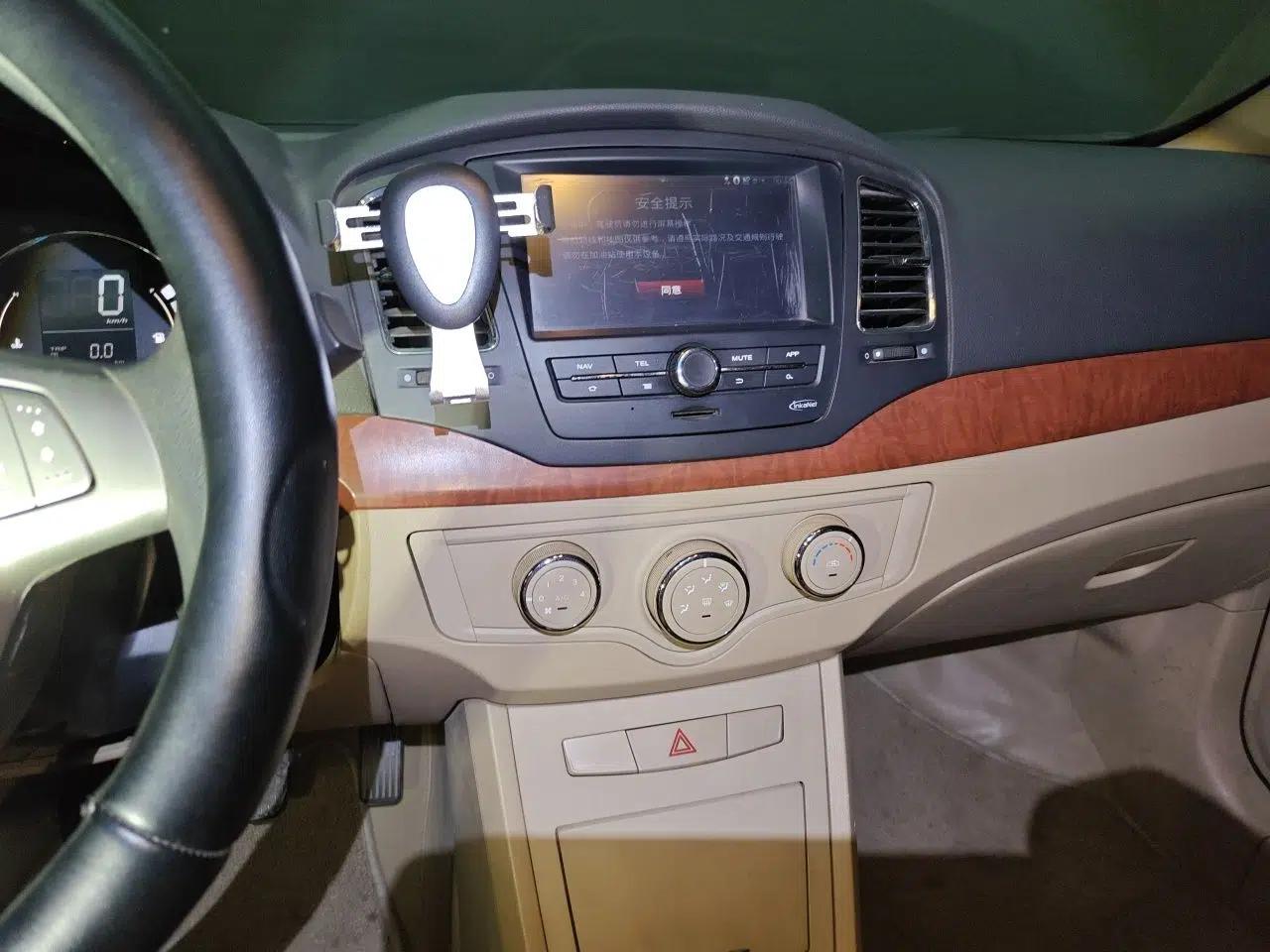 Roewe 350 2012 1.5L Manual Smart Value Edition — миниатюра 14