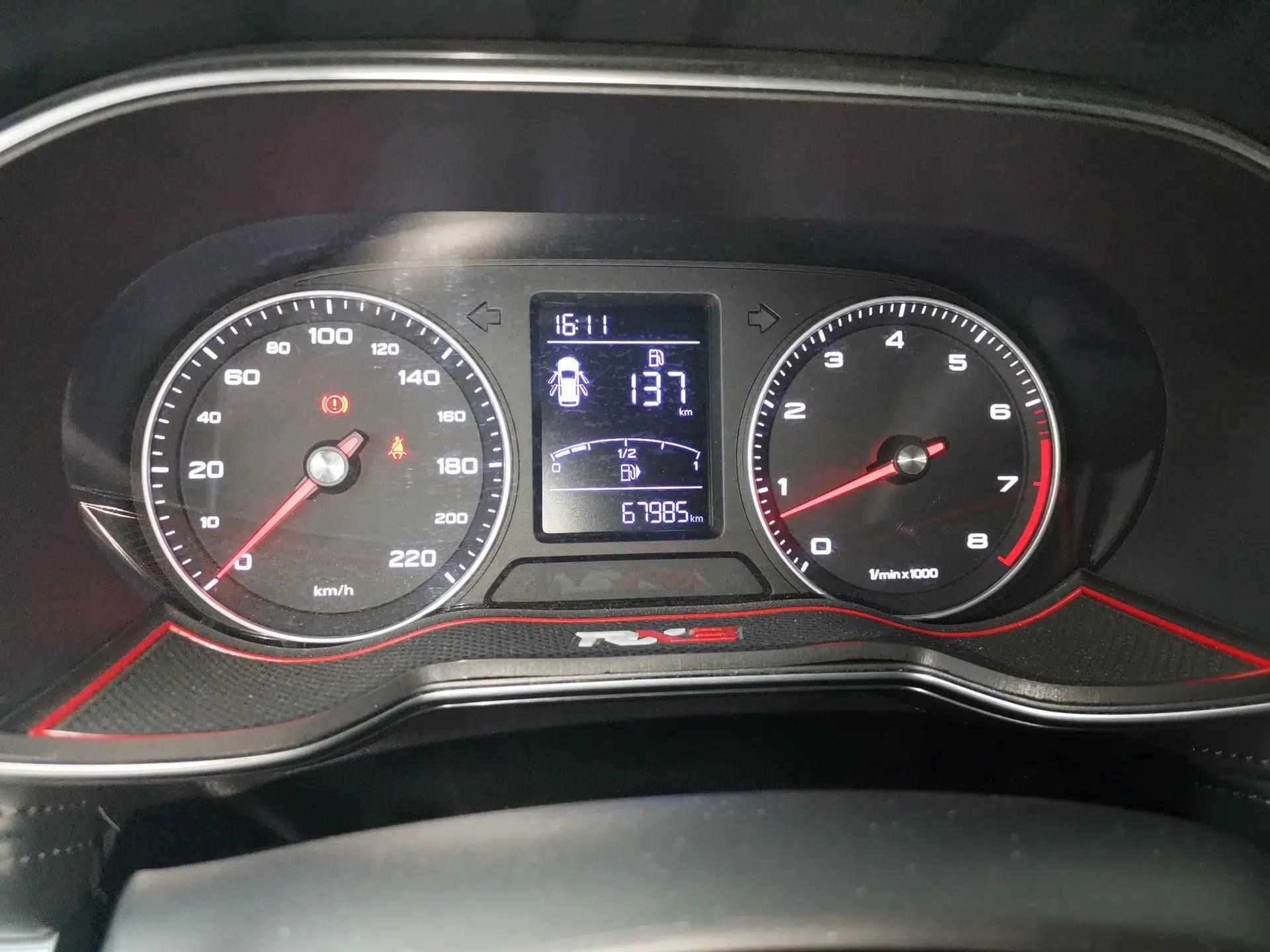 Roewe RX3 2018 1.6L Manual Internet Smart Edition — миниатюра 13
