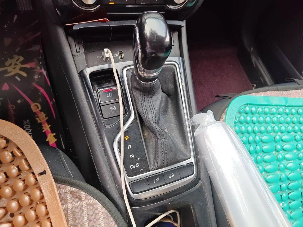 Roewe RX3 2020 1.6L CVT 4G Connected Ultra-Fun Elite Edition — миниатюра 15
