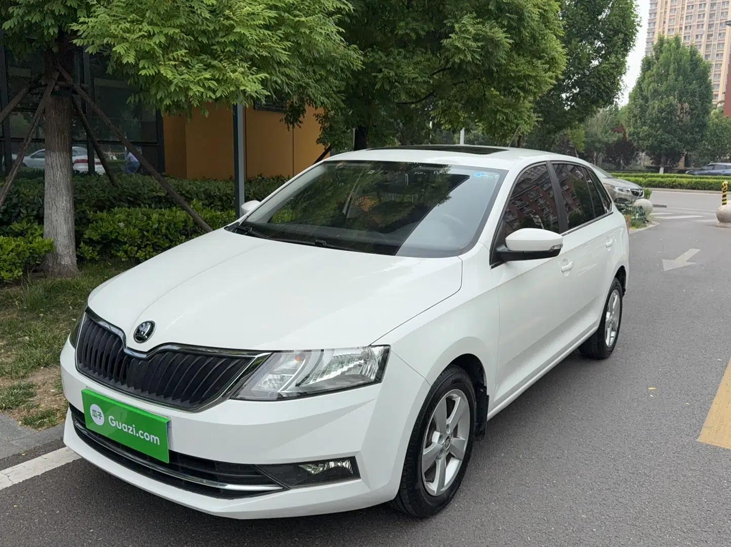 Skoda Rapid Spaceback 2018 1.6L Manual Comfort Edition — миниатюра 1