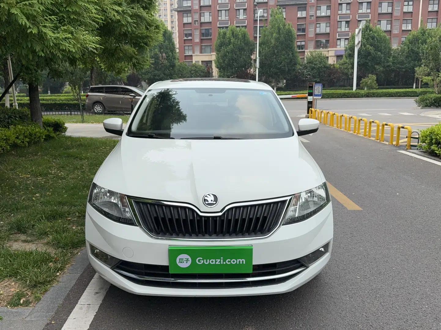 Skoda Rapid Spaceback 2018 1.6L Manual Comfort Edition — миниатюра 2