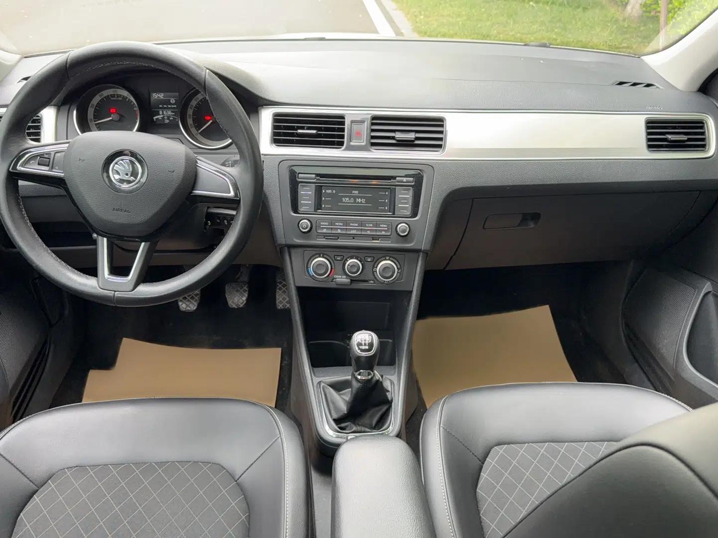 Skoda Rapid Spaceback 2018 1.6L Manual Comfort Edition — миниатюра 11