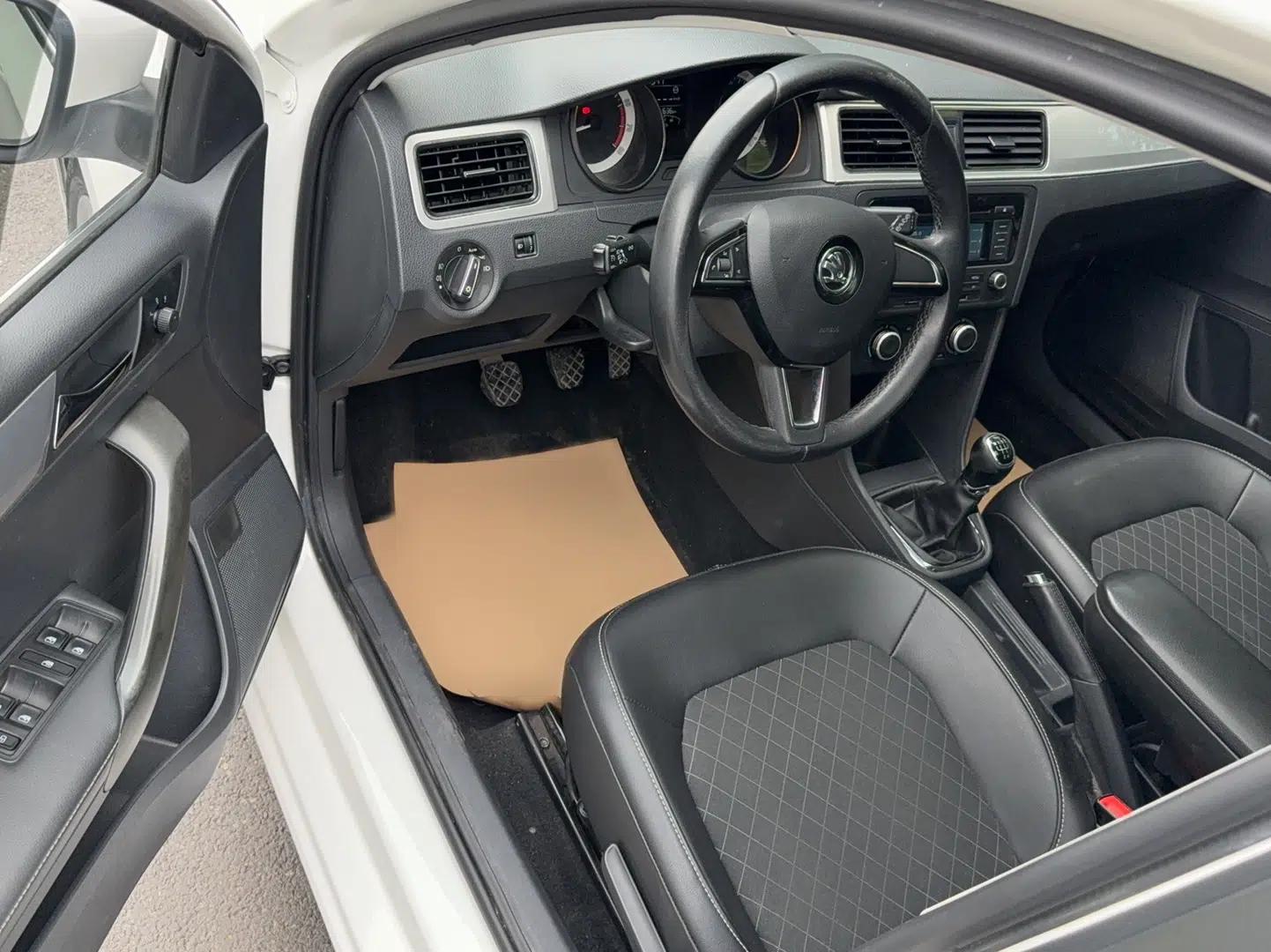 Skoda Rapid Spaceback 2018 1.6L Manual Comfort Edition — миниатюра 18