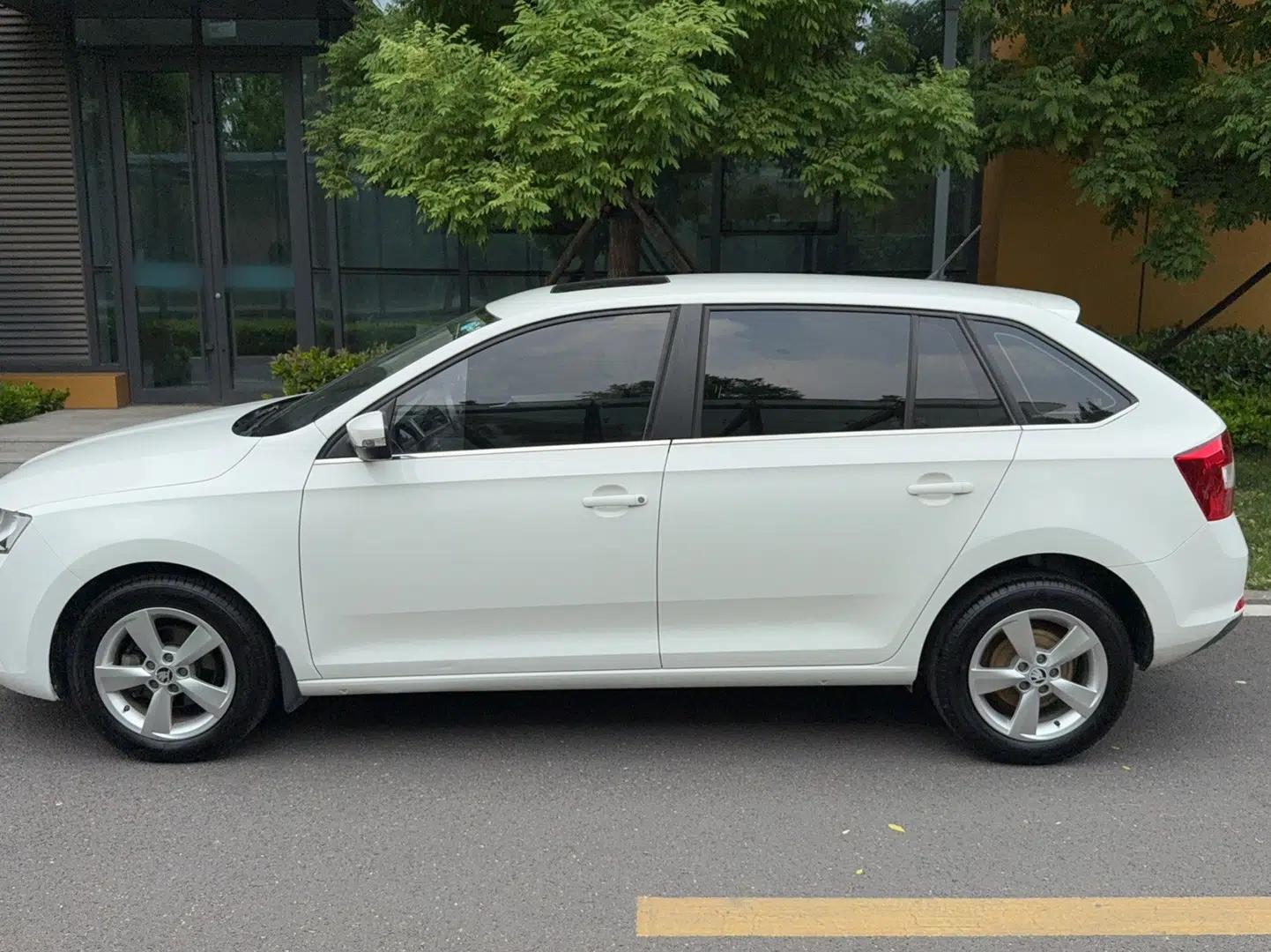 Skoda Rapid Spaceback 2018 1.6L Manual Comfort Edition — миниатюра 3