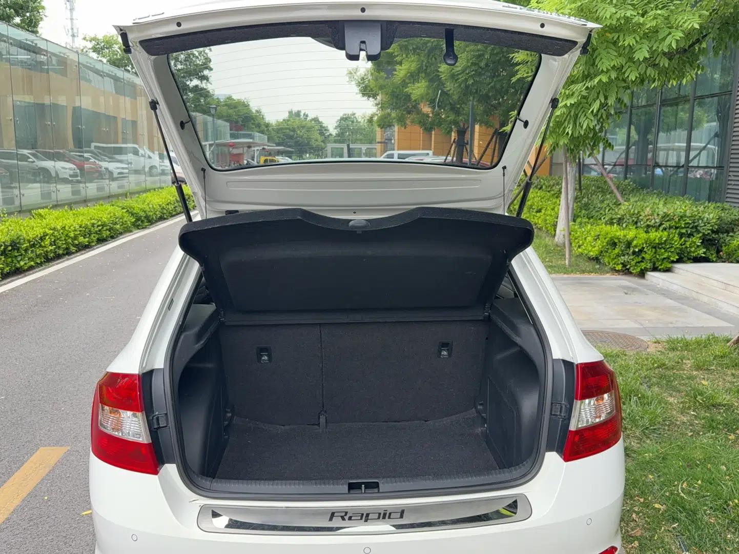 Skoda Rapid Spaceback 2018 1.6L Manual Comfort Edition — миниатюра 21