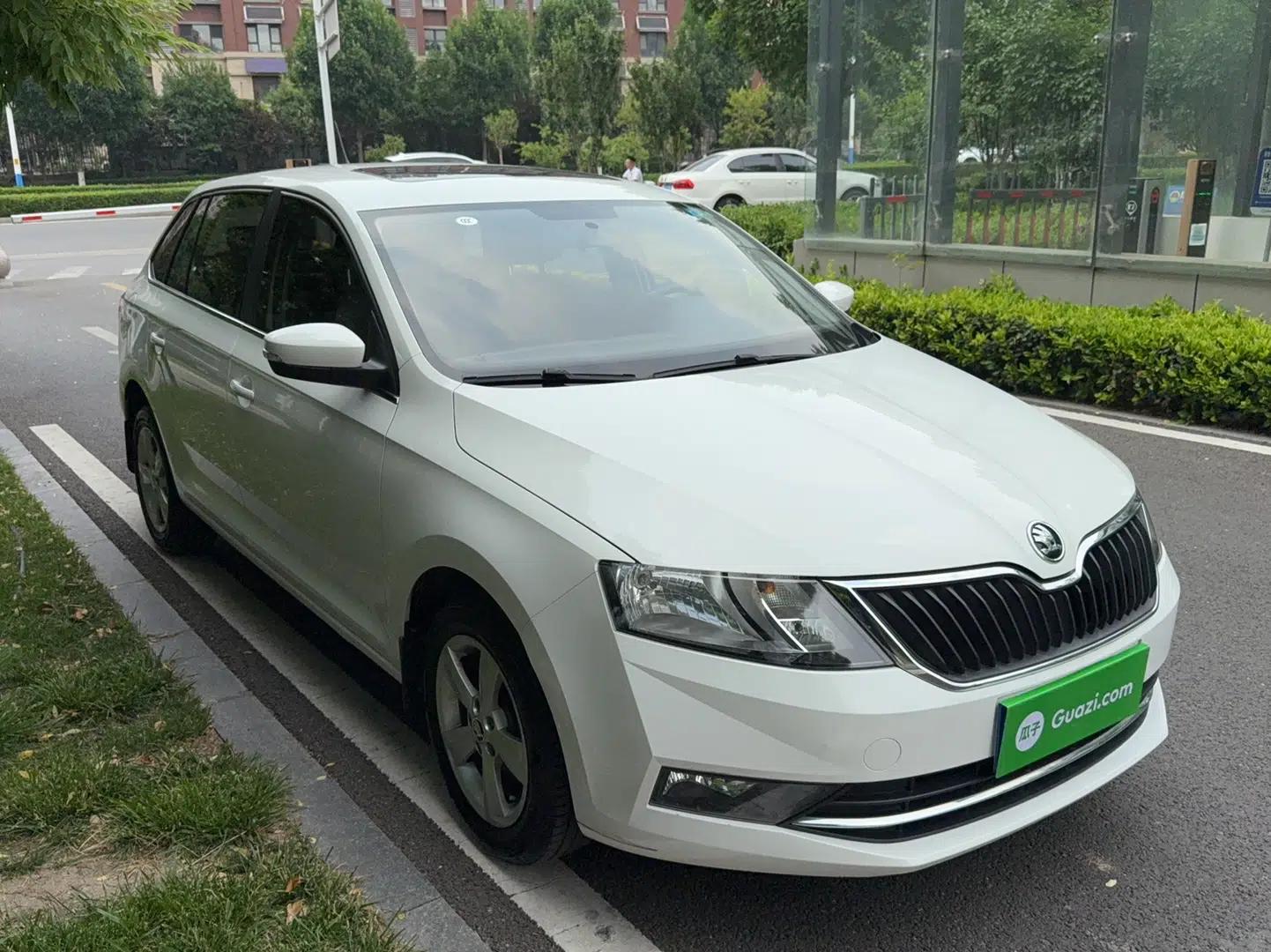 Skoda Rapid Spaceback 2018 1.6L Manual Comfort Edition — миниатюра 4