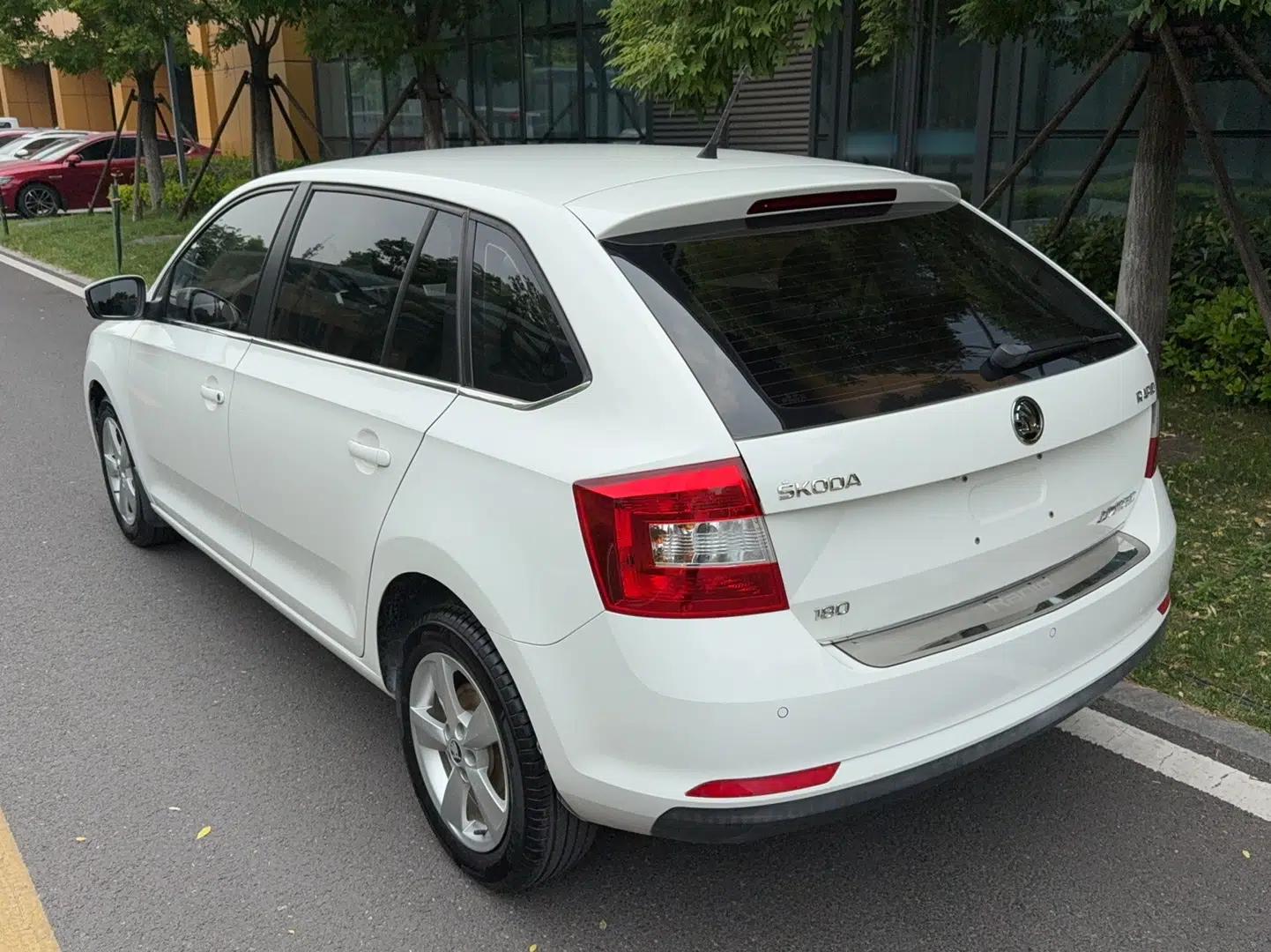 Skoda Rapid Spaceback 2018 1.6L Manual Comfort Edition — миниатюра 6