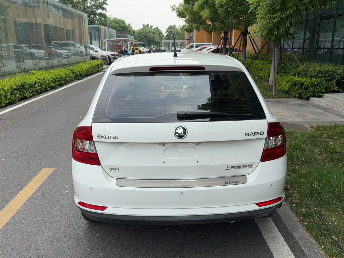 Skoda Rapid Spaceback 2018 1.6L Manual Comfort Edition — миниатюра 7