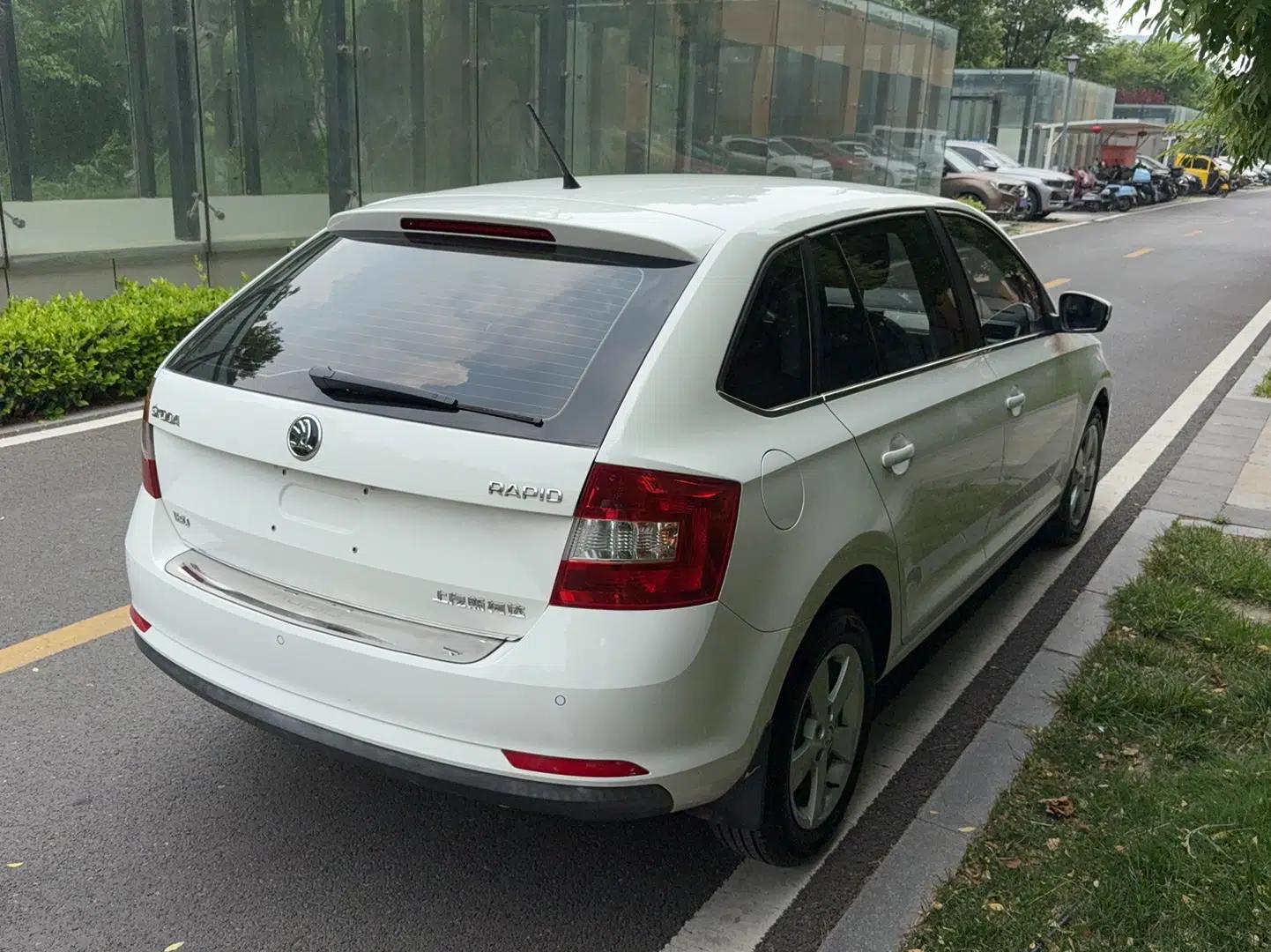 Skoda Rapid Spaceback 2018 1.6L Manual Comfort Edition — миниатюра 8