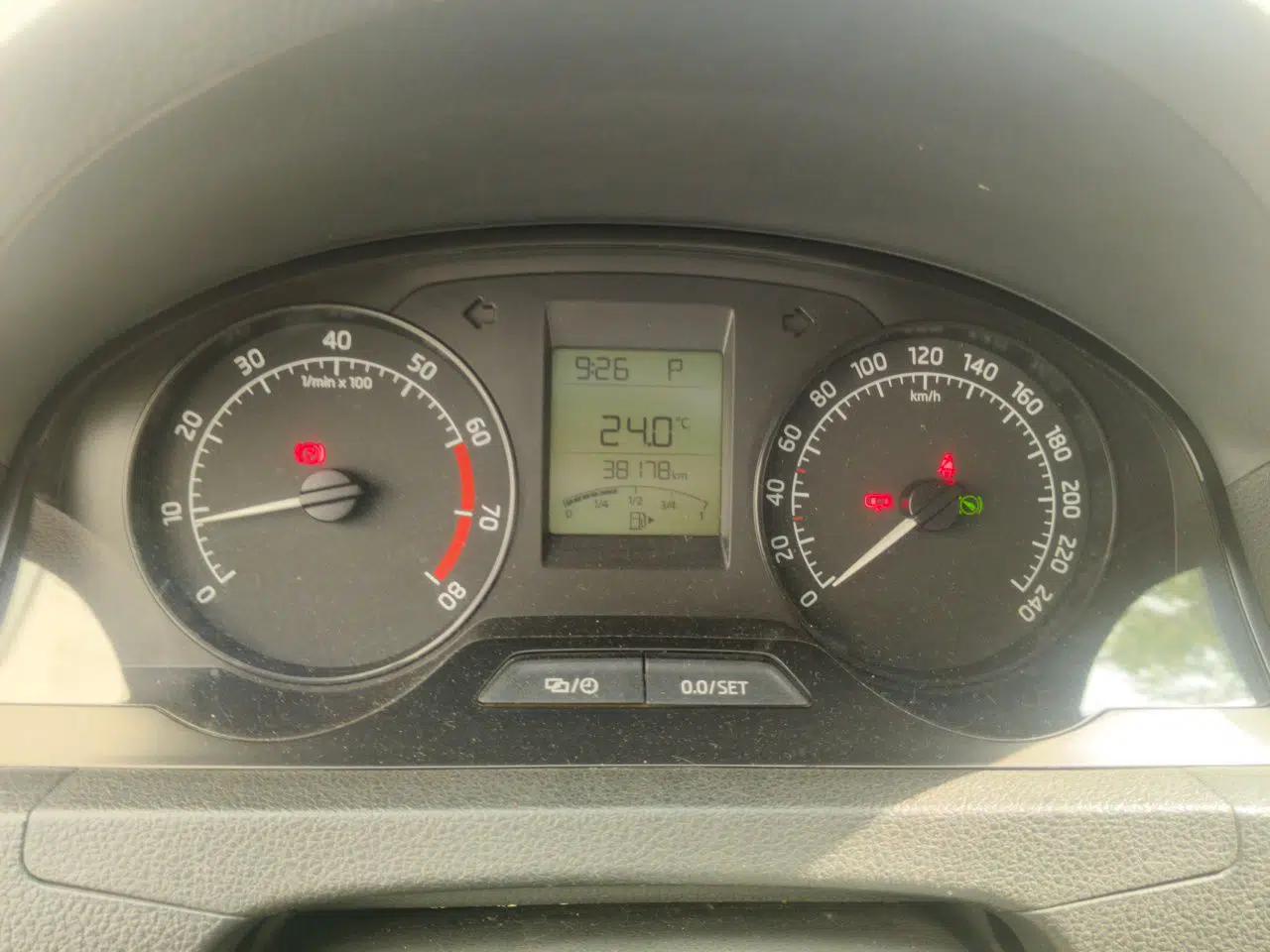 Skoda Rapid Spaceback 2014 1.6L Automatic Enjoyment Edition — миниатюра 12