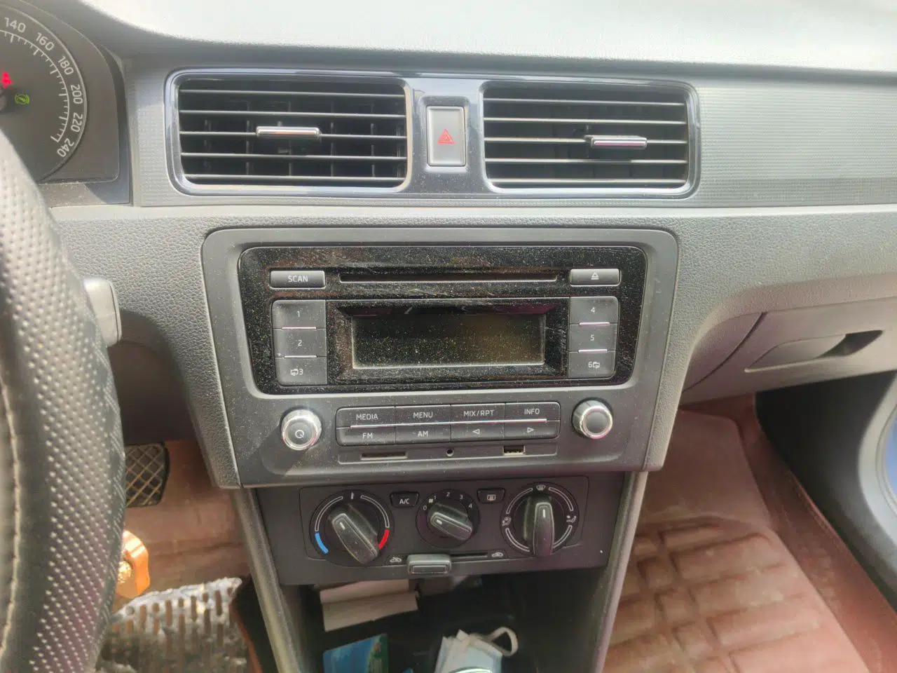 Skoda Rapid Spaceback 2014 1.6L Automatic Enjoyment Edition — миниатюра 14
