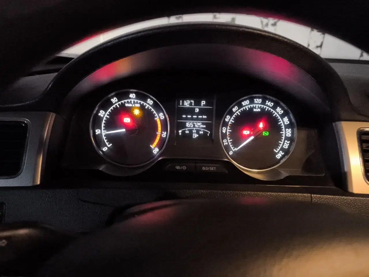 Skoda Rapid Spaceback 2014 1.6L Automatic Enjoyment Edition — миниатюра 12